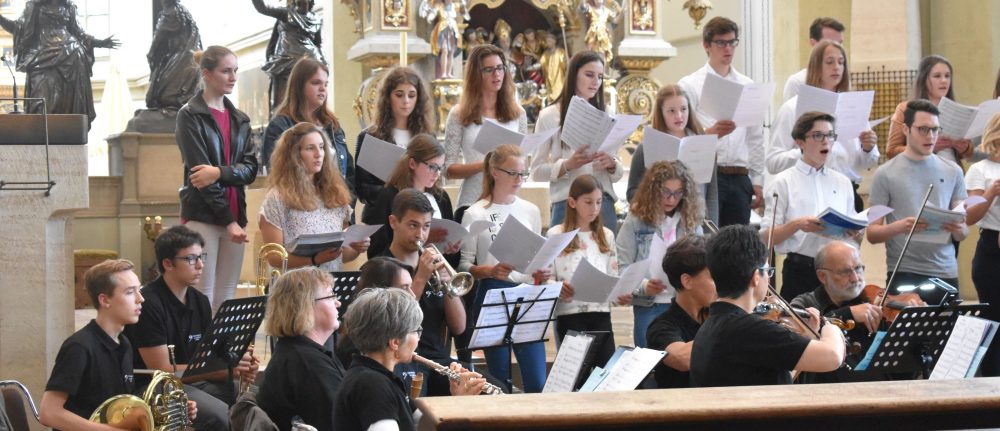 Jugendchor Schwabmünchen und Orchester „Capella St. Michael“ in einem Konzert in der Augsburger Ulrichsbasilika